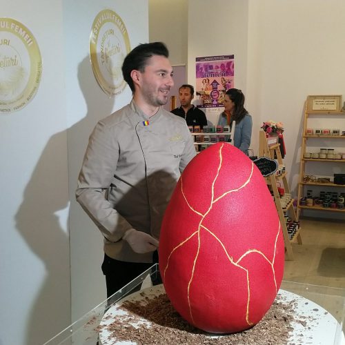Hoinărind printre Tandrețuri și Finețuri. Cel mai mare Ou de ciocolată din România. Spart de copii